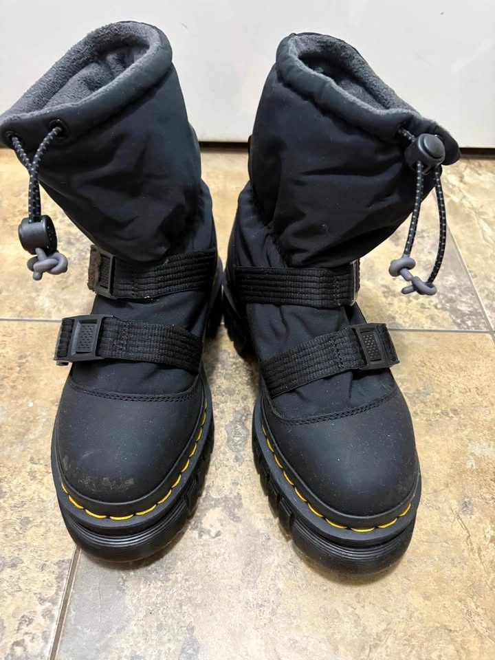 Women’s winter Black Dr. Marten boots size 8 - photo 2