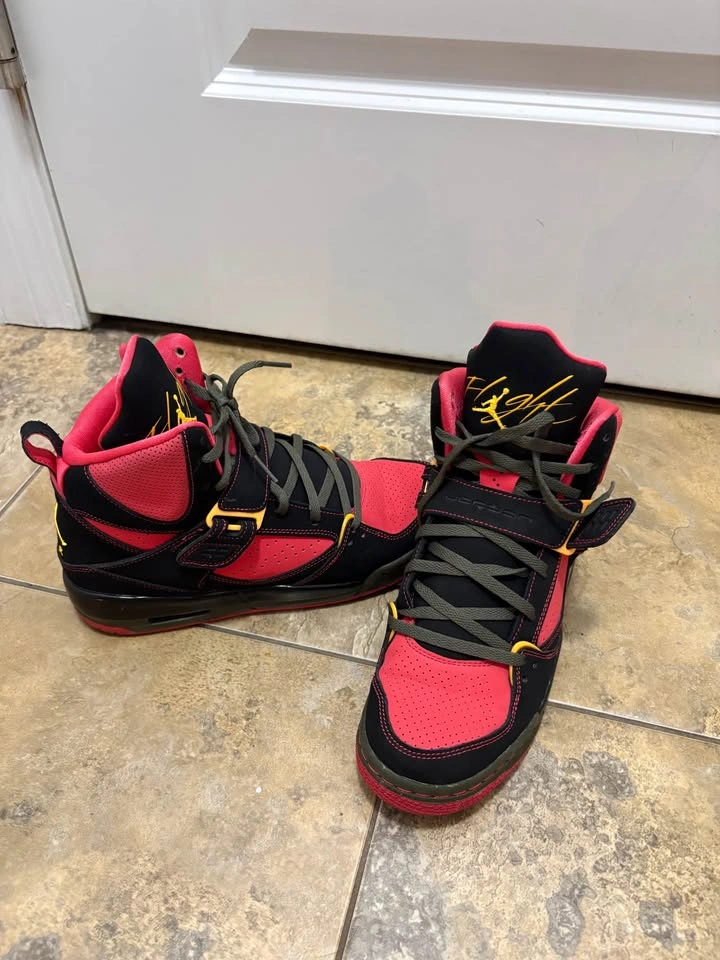 Air Jordan high tops! Red/Black used once! Youth 7 or women’s 8 - photo 2