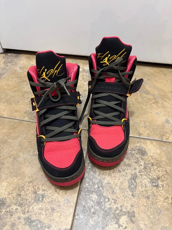 Air Jordan high tops! Red/Black used once! Youth 7 or women’s 8 - photo 3