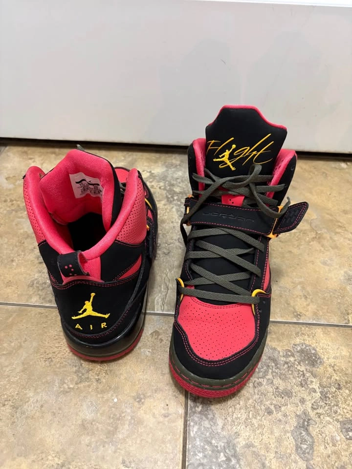 Air Jordan high tops! Red/Black used once! Youth 7 or women’s 8 - photo 4