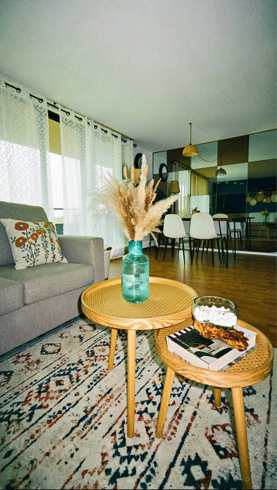 Nesting coffee table set
