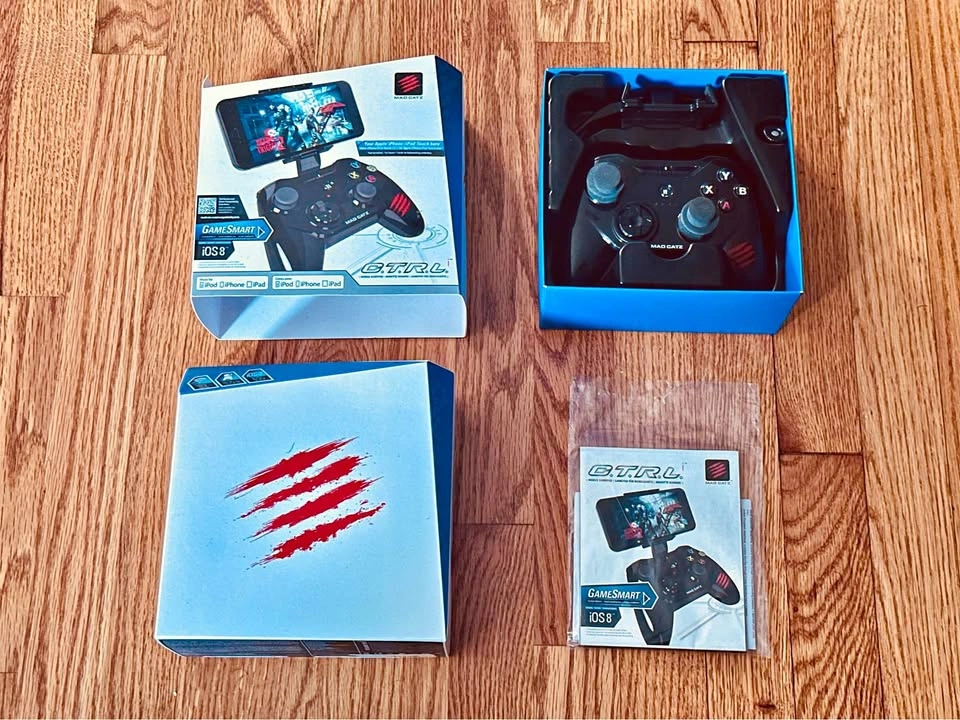 Mad Catz C.T.R.L.i Mobile Game Controller - iOS/PC/Tablet