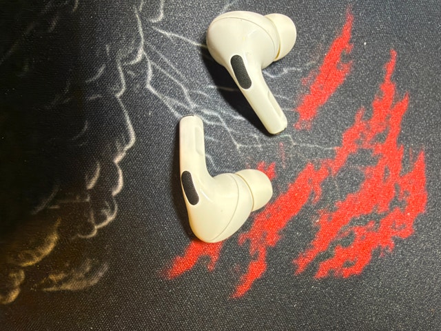 AirPods Pro (1st Gen, Lightning) – For Parts