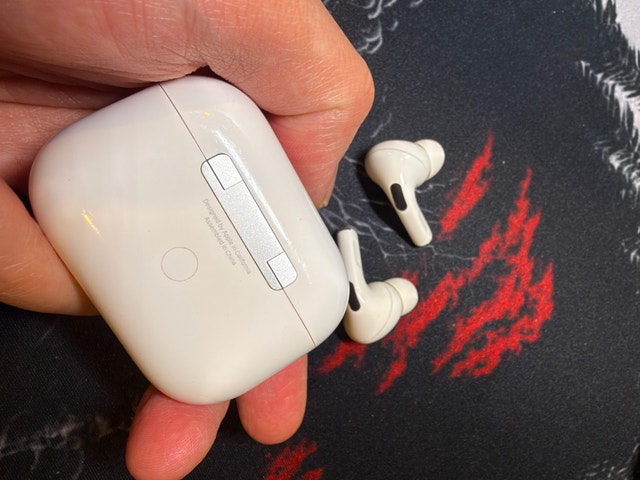 AirPods Pro (1st Gen, Lightning) – For Parts - photo 2