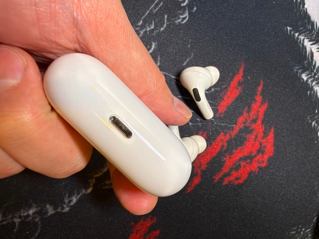 AirPods Pro (1st Gen, Lightning) – For Parts - photo 3