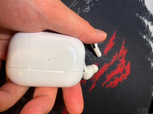 AirPods Pro (1st Gen, Lightning) – For Parts - photo 4