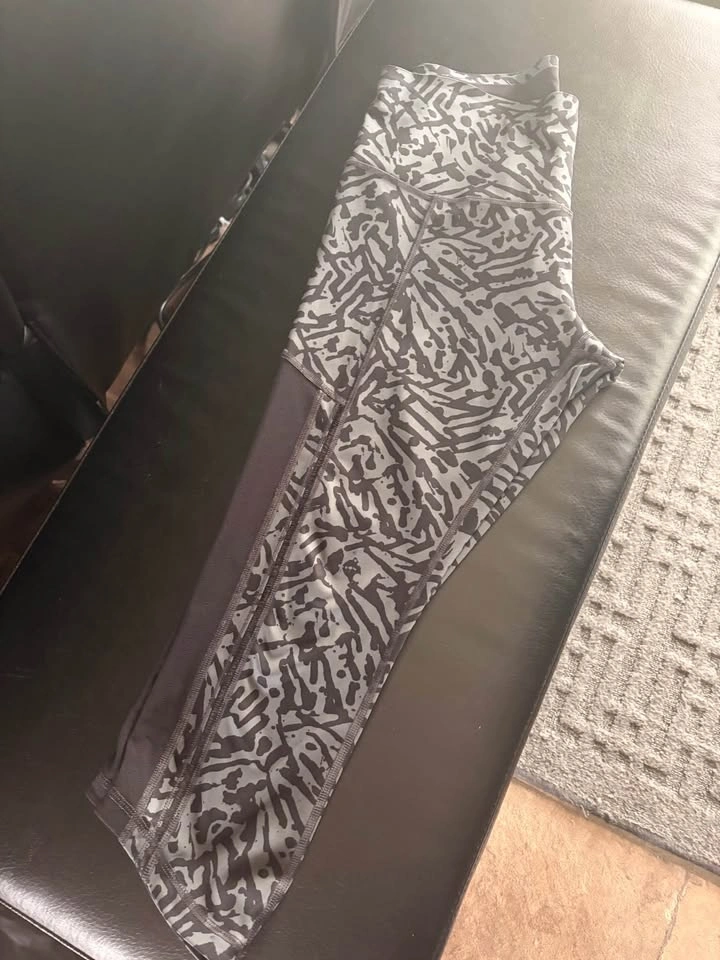 Lululemon Grey Patterned Cropped Leggings Capri Size 10 - photo 2