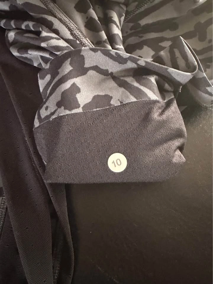 Lululemon Grey Patterned Cropped Leggings Capri Size 10 - photo 3
