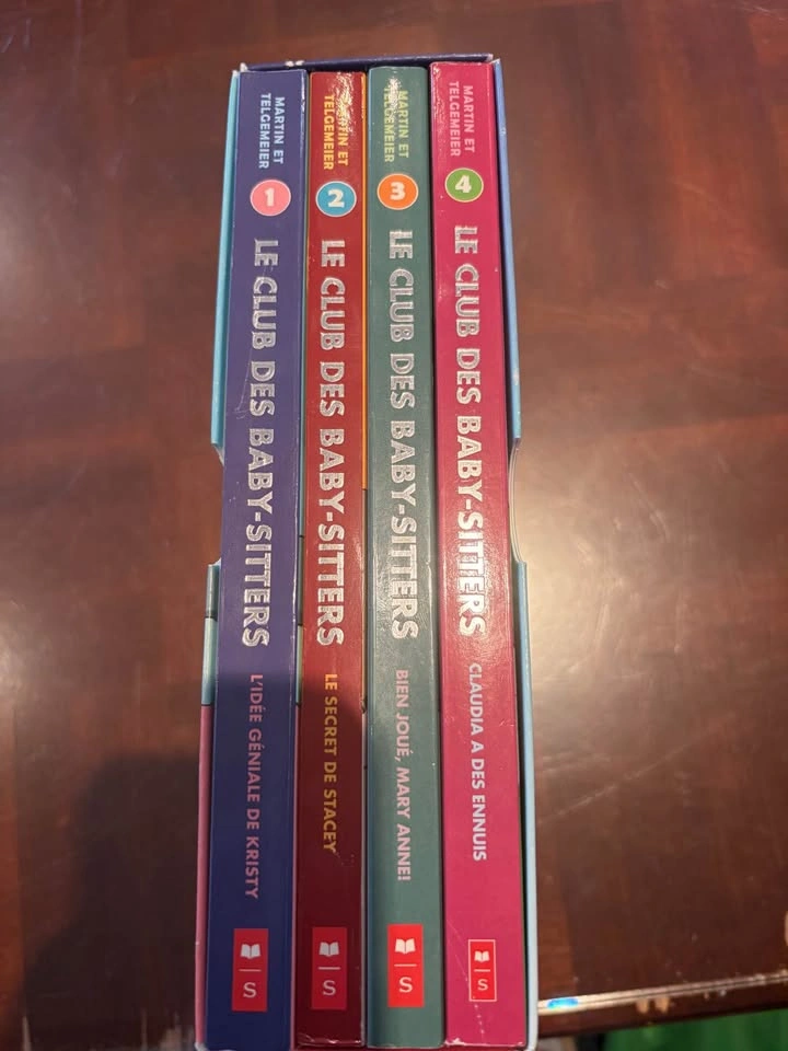 Scholastic Le Club des Baby-Sitters Graphic Novel Box Set - photo 3