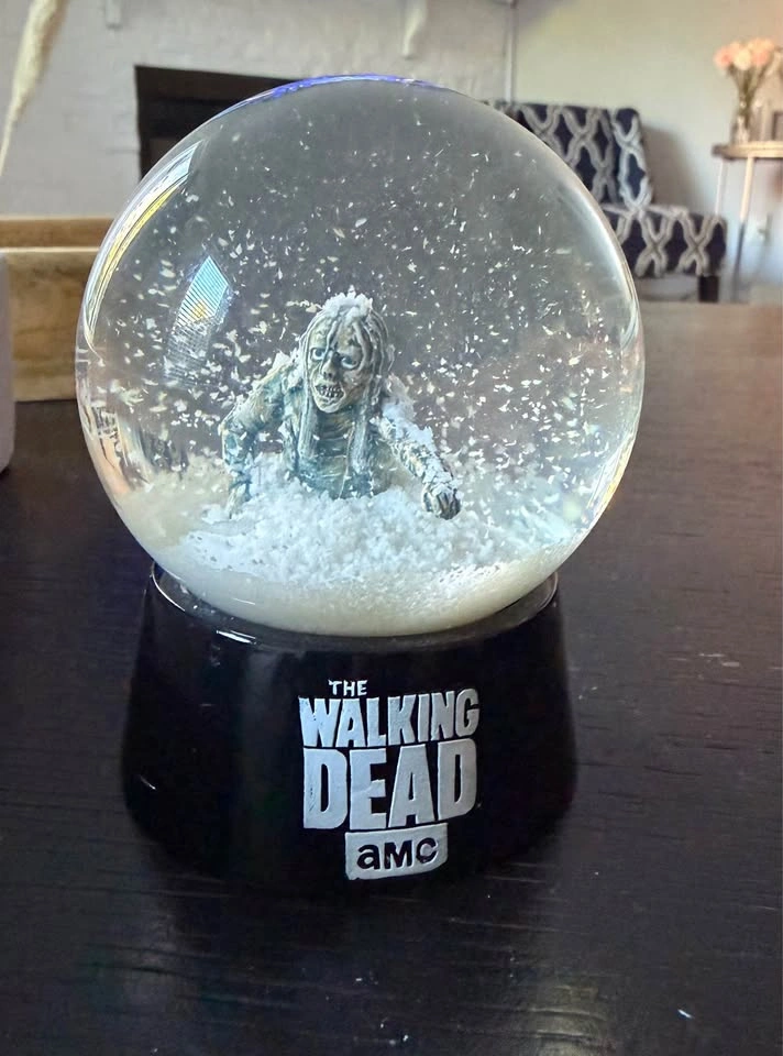 Walking Dead Supply Drop Box Walker Wonderland Edition - photo 3