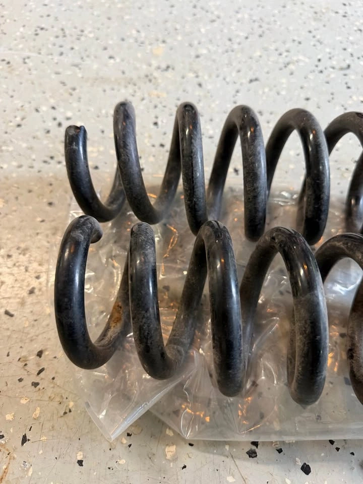 BMW M235i xDrive F22 OEM Rear Springs - photo 3