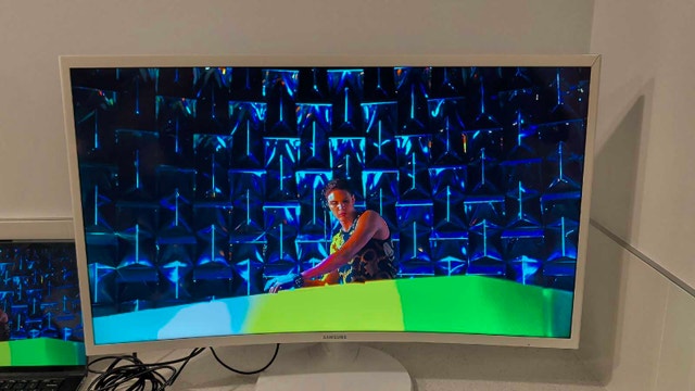 Samsung 32" curved white Monitor - photo 2