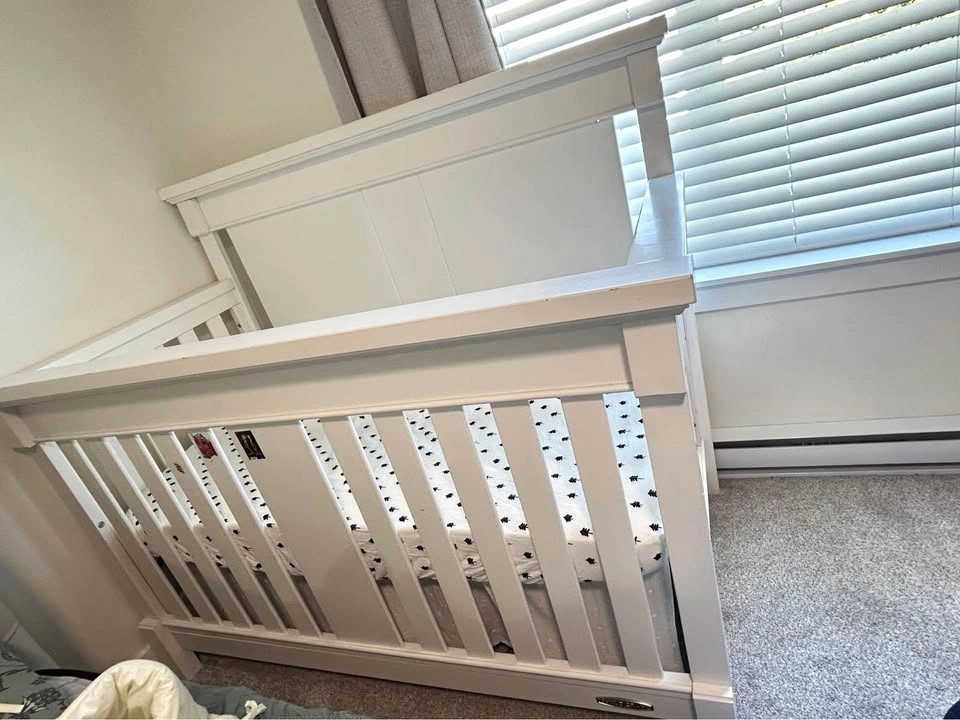 Crib + mattress - photo 3