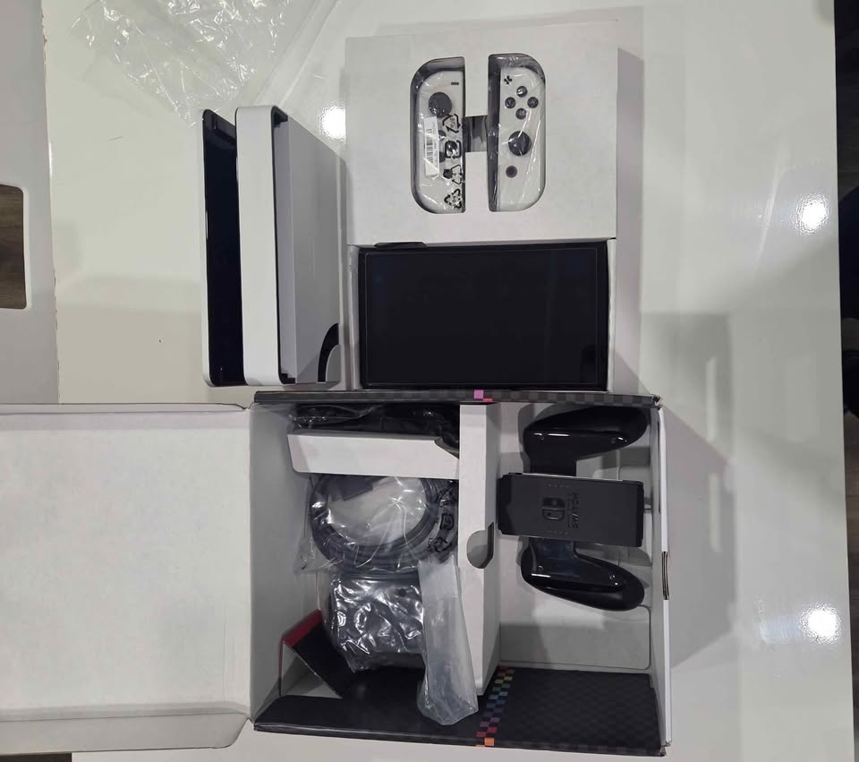 Nintendo Switch OLED + Mario Kart 8 Deluxe – $350 - photo 2