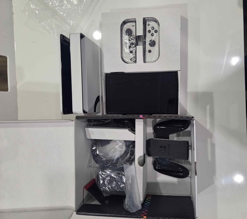 Nintendo Switch OLED + Mario Kart 8 Deluxe – $350 - photo 3