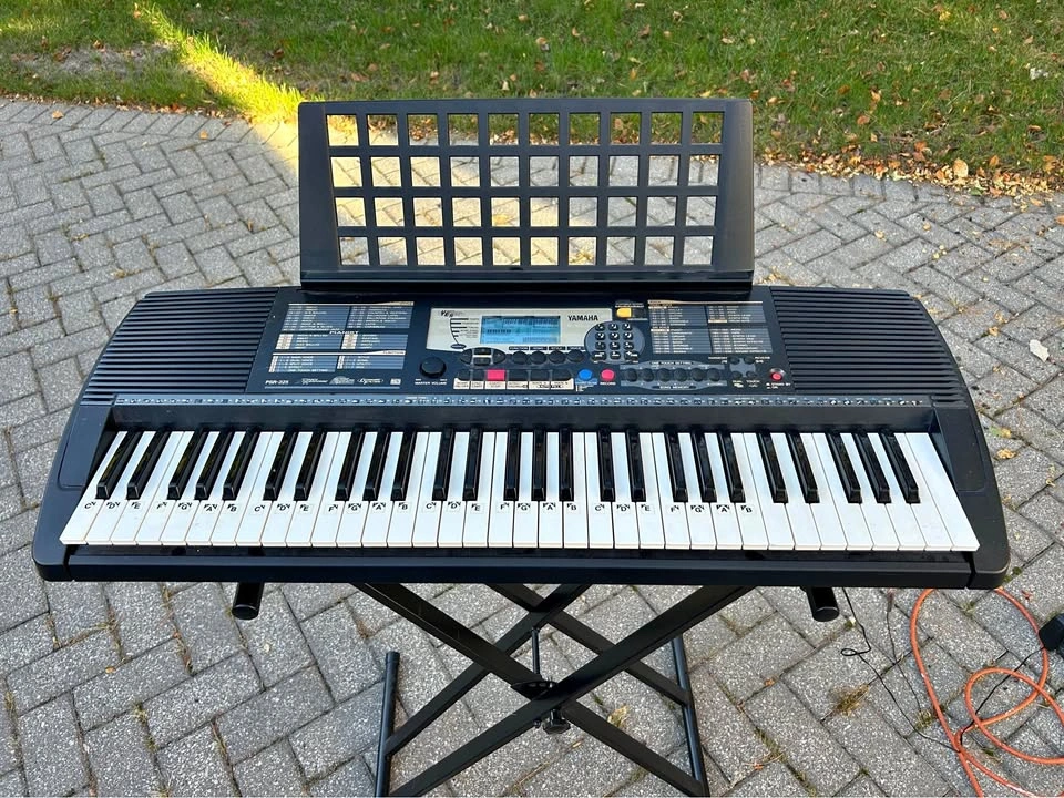 Yamaha Synthesizer Keyboard Piano PSR-225