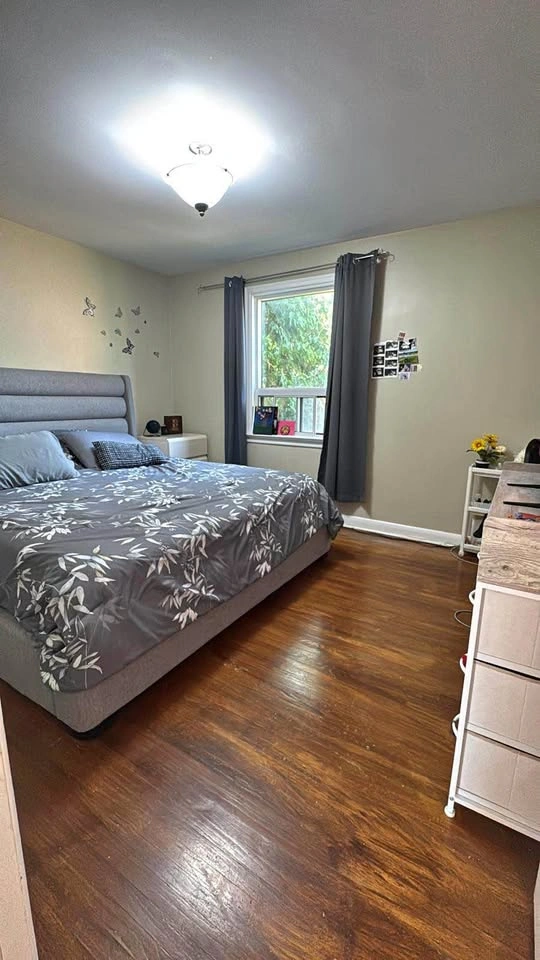 3 Beds 1 Bath  house upper main floor available immediately