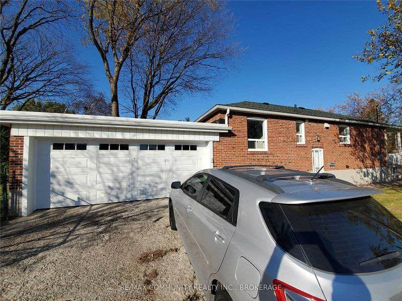3 Beds 1 Bath  house upper main floor available immediately - photo 2