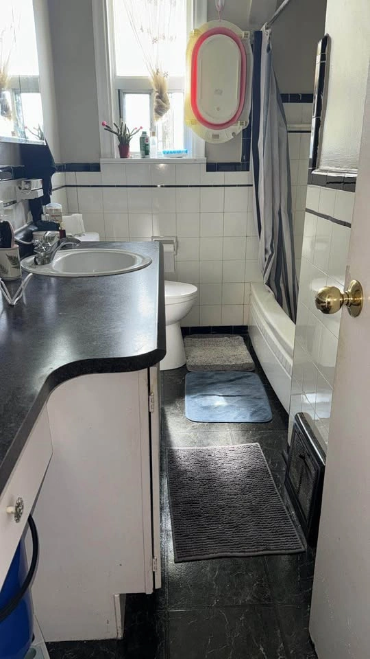 3 Beds 1 Bath  house upper main floor available immediately - photo 4