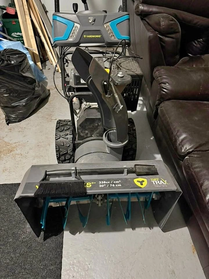 Yardworks 30" Snowblower - Like New - Ready for Winter
