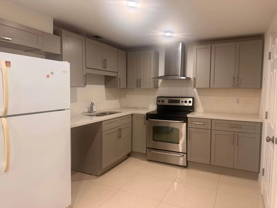 2 Beds 1 Bath - Separate Entrance Basement Apartment - photo 4