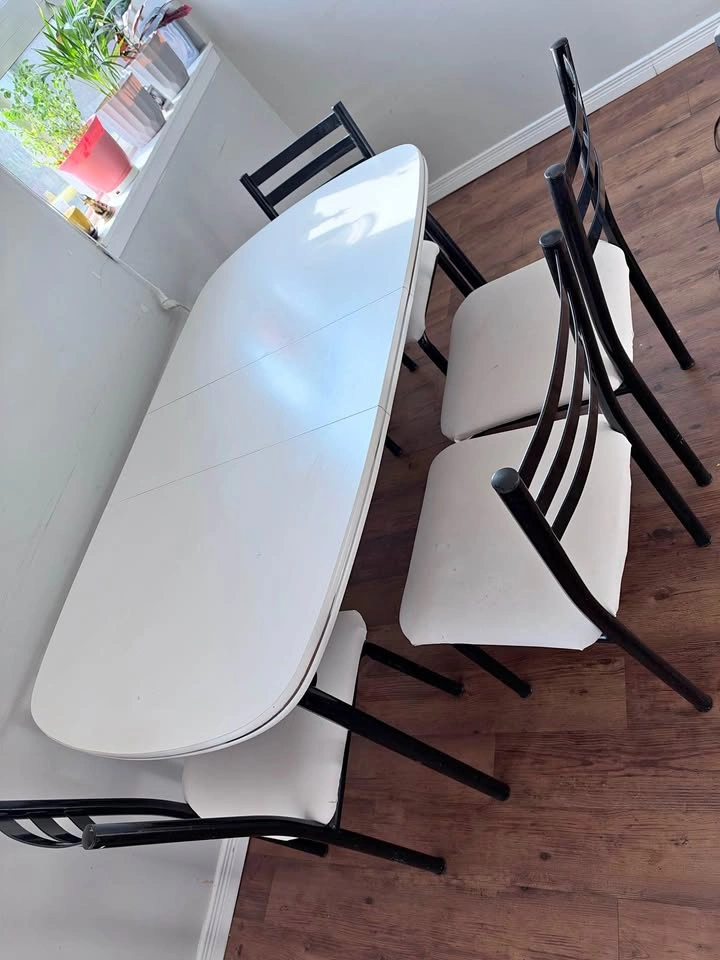 Extendable Dining Table with 4 Chairs