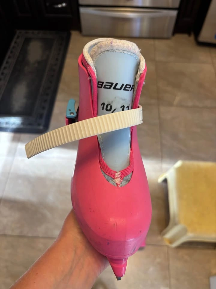 Toddler size 10/11 pink skates - photo 2
