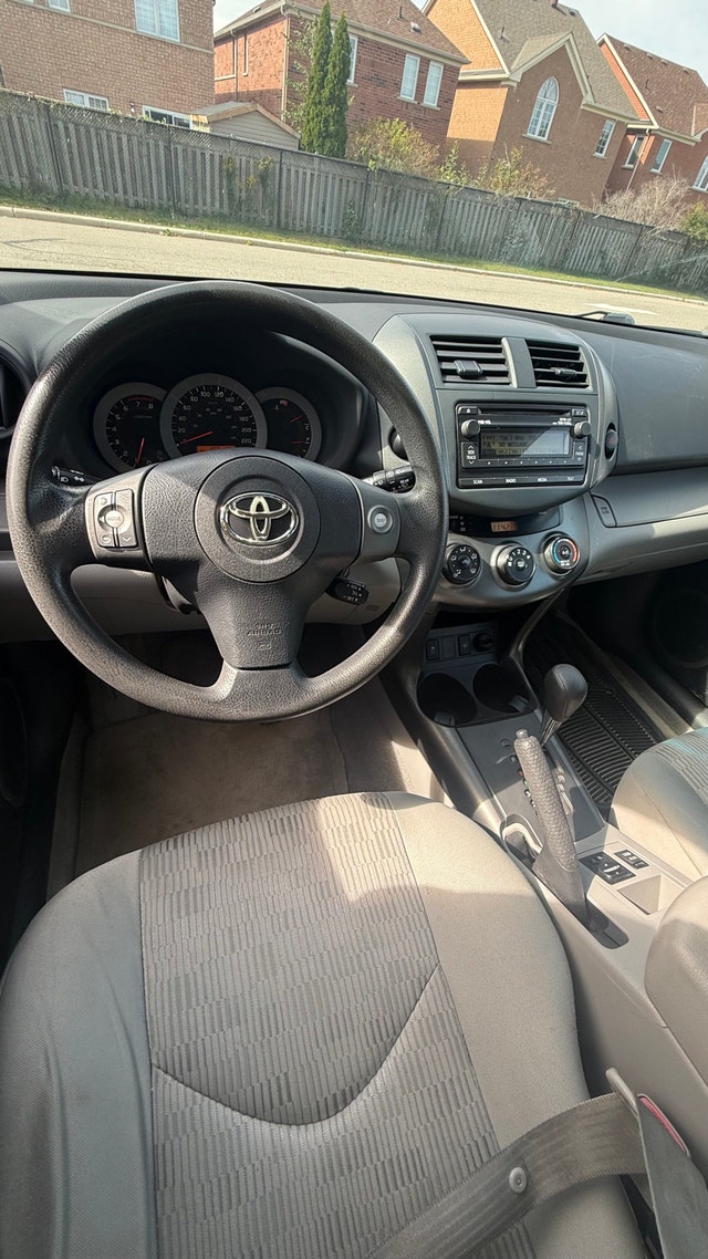 2012 TOYOTA RAV4 AWD — WINTER-READY & GREAT VALUE! - photo 2