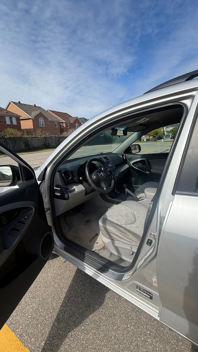 2012 TOYOTA RAV4 AWD — WINTER-READY & GREAT VALUE! - photo 3