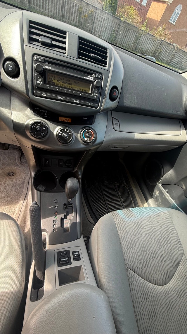 2012 TOYOTA RAV4 AWD — WINTER-READY & GREAT VALUE! - photo 4