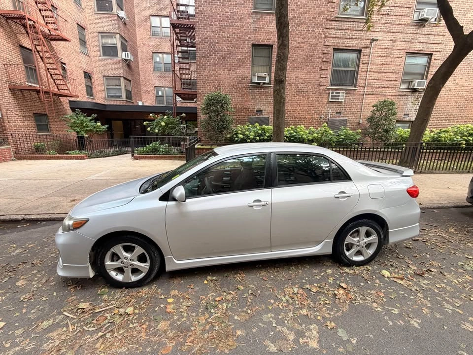 2011 Toyota Corolla S Sedan 4D - photo 3