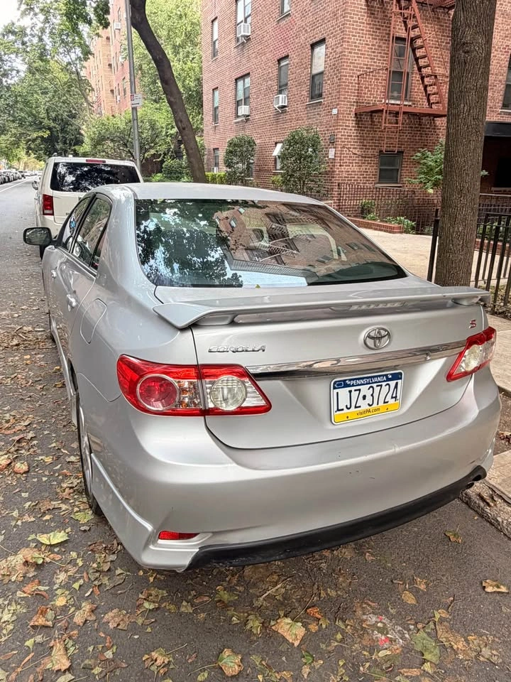 2011 Toyota Corolla S Sedan 4D - photo 4