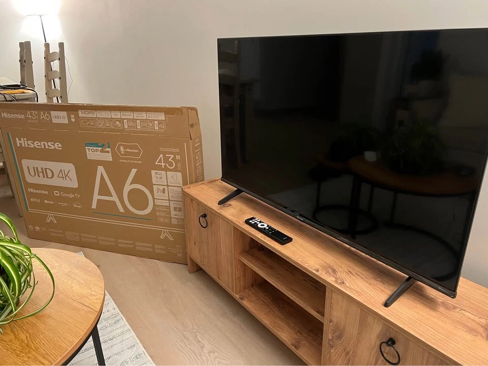 43” TV – Excellent Condition – Original Box Included! - photo 2