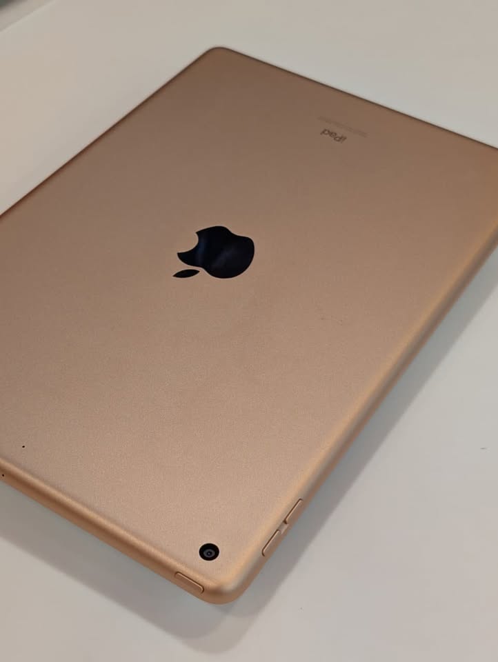 iPad 7th Gen - photo 2