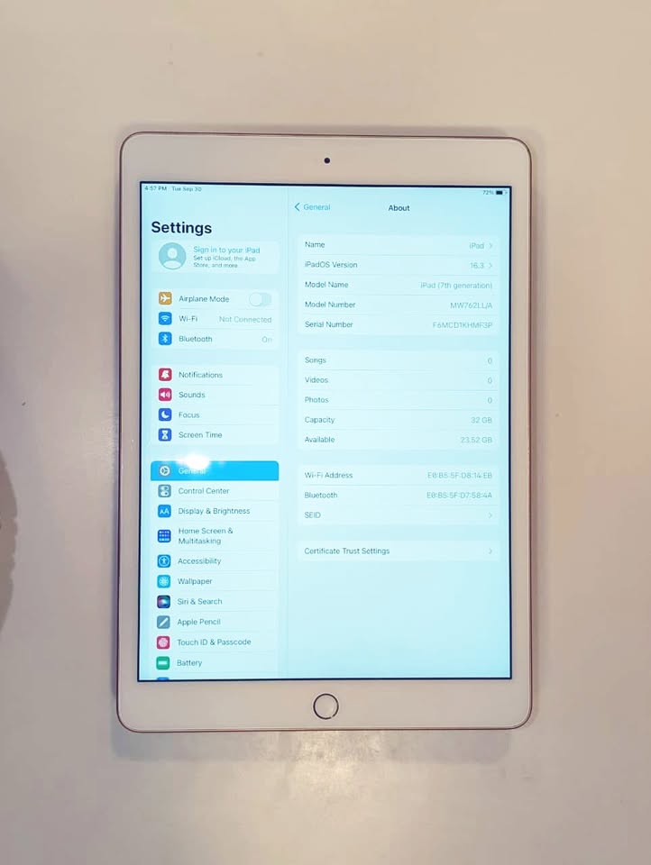 iPad 7th Gen - photo 4