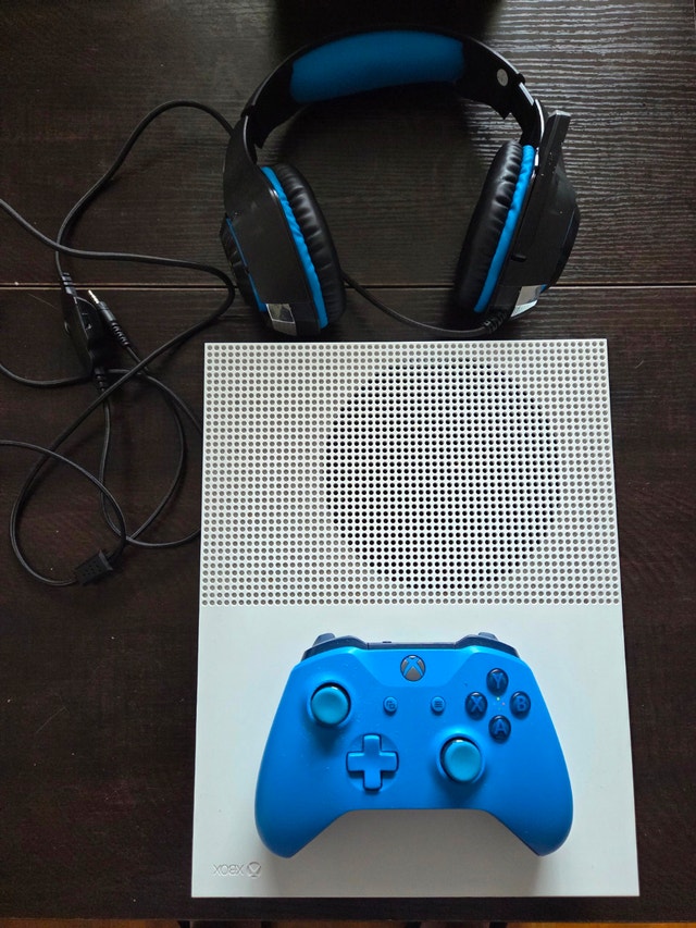 Xbox One S 500GB (Disc) — Controller, Gaming Headset + 4 Games