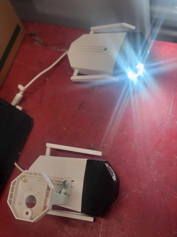 Reolink security cameras x 2 one with base one with out - photo 4