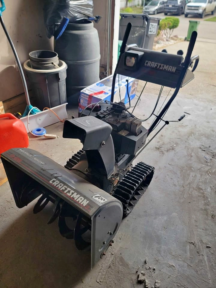 CRAFTSMAN 8 HP TRACKED SNOWBLOWER – 26" – ELECTRIC START