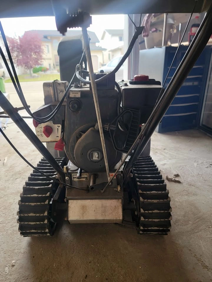 CRAFTSMAN 8 HP TRACKED SNOWBLOWER – 26" – ELECTRIC START - photo 3
