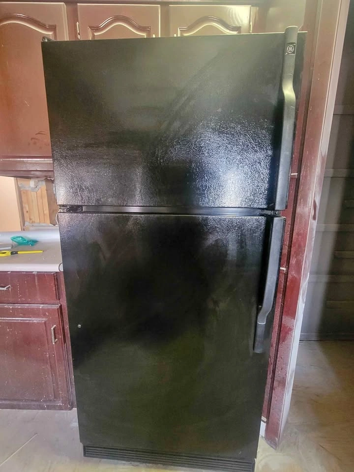 GE Refrigerator – Clean & Spacious – Made in Canada