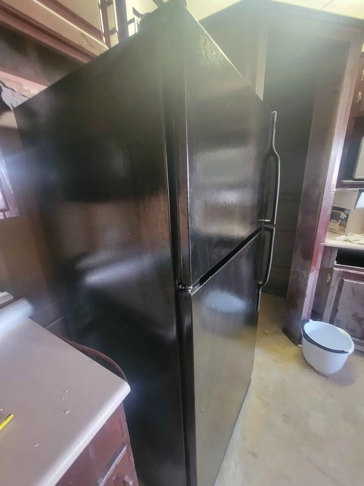 GE Refrigerator – Clean & Spacious – Made in Canada - photo 2
