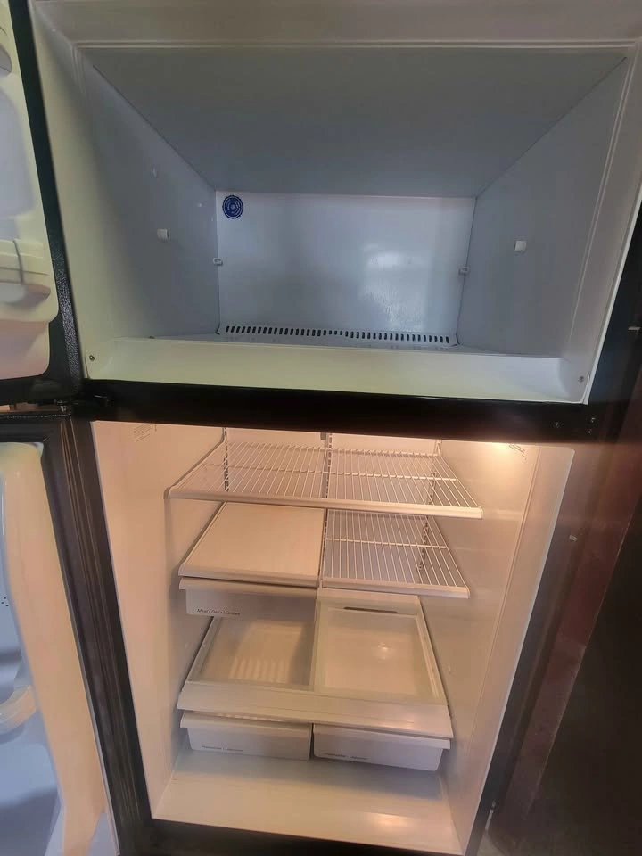 GE Refrigerator – Clean & Spacious – Made in Canada - photo 3