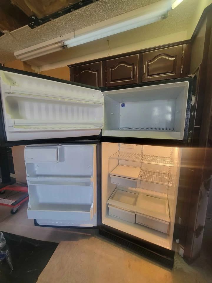 GE Refrigerator – Clean & Spacious – Made in Canada - photo 4