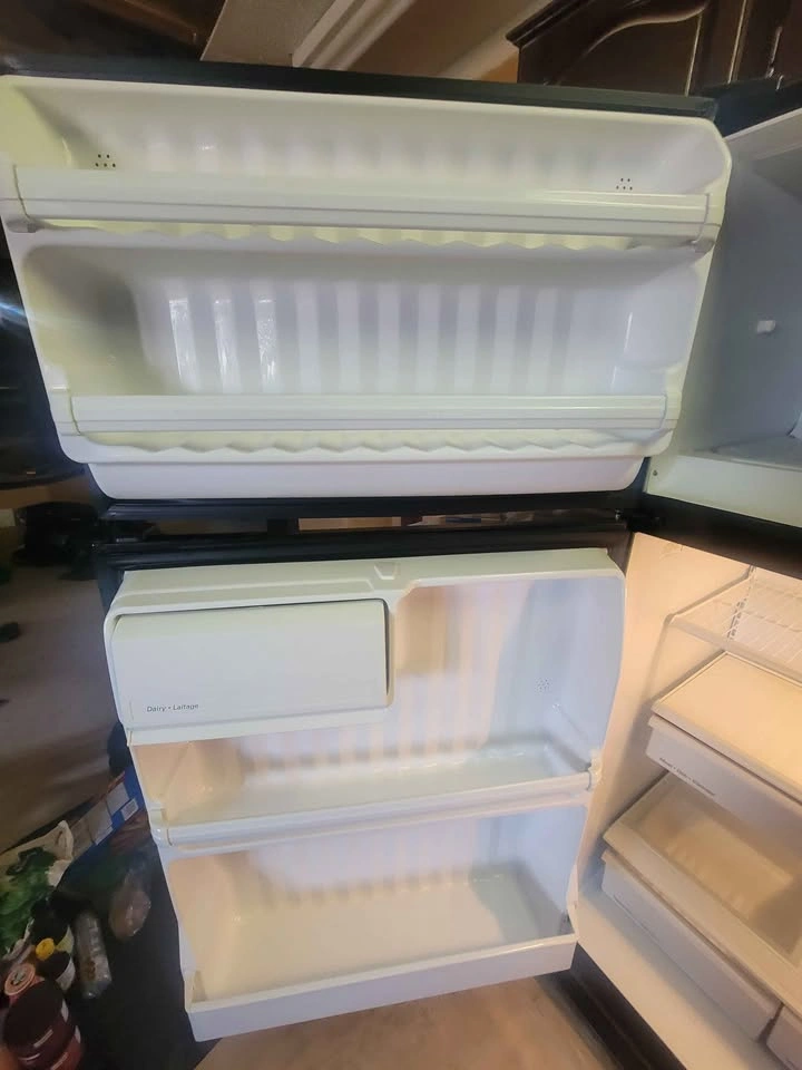 GE Refrigerator – Clean & Spacious – Made in Canada - photo 5