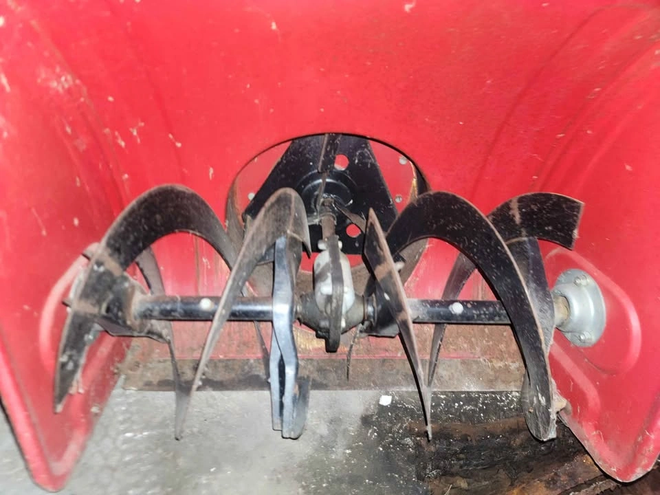 Craftsman 5 HP Snowblower – Solid Older Machine - photo 4