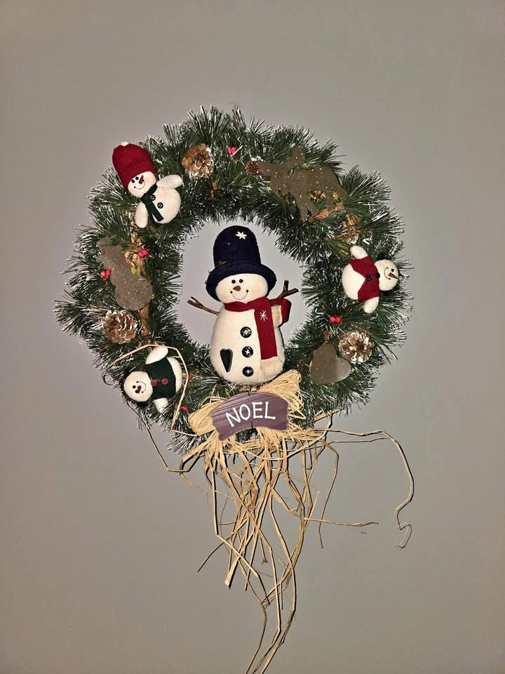 Vintage Folk Art Christmas Wreath – Shabby Chic Snowman Décor