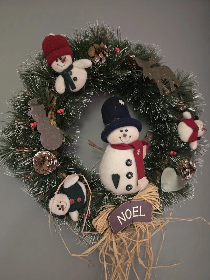 Vintage Folk Art Christmas Wreath – Shabby Chic Snowman Décor - photo 2