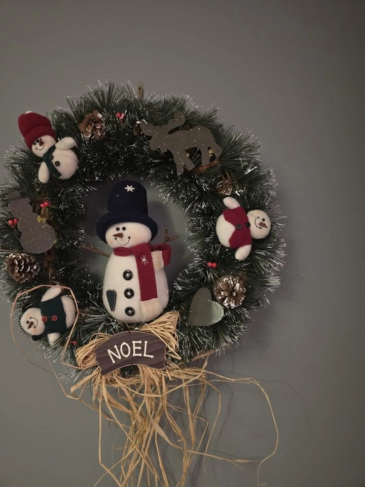 Vintage Folk Art Christmas Wreath – Shabby Chic Snowman Décor - photo 3