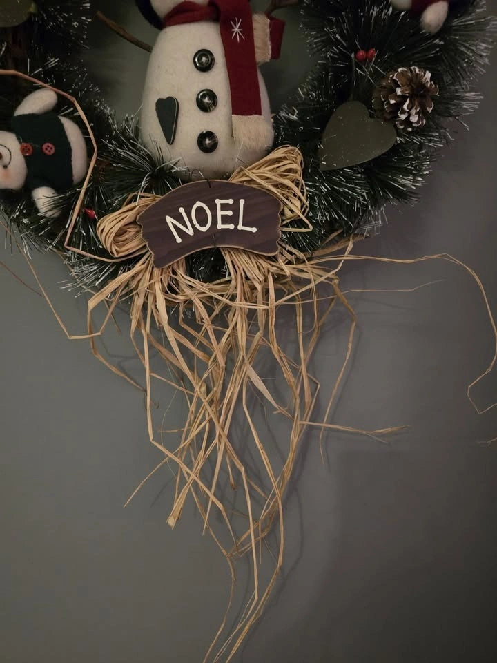 Vintage Folk Art Christmas Wreath – Shabby Chic Snowman Décor - photo 4