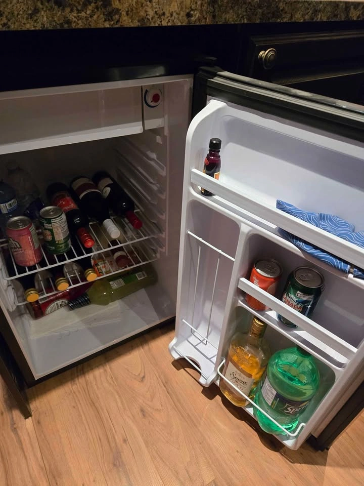 Danby Mini Fridge / Compact Refrigerator - photo 2